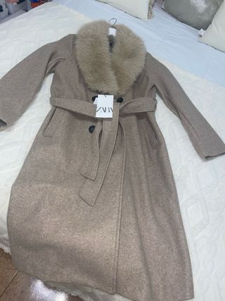 Abrigo Zara pelo beige es una S pero da mucha tall