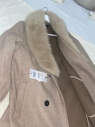 Abrigo Zara pelo beige es una S pero da mucha tall