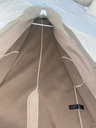 Abrigo Zara pelo beige es una S pero da mucha tall