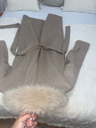 Abrigo Zara pelo beige es una S pero da mucha tall