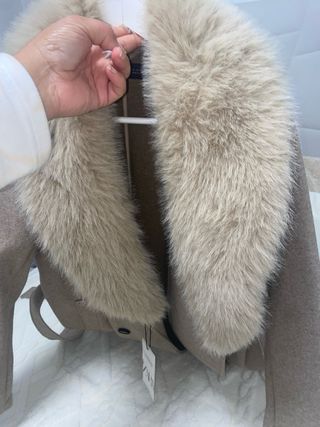 Abrigo Zara pelo beige es una S pero da mucha tall