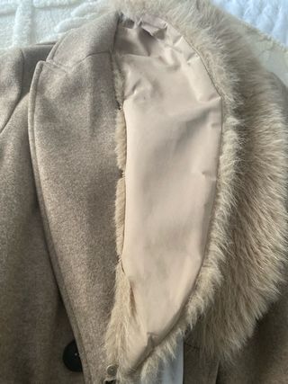 Abrigo Zara pelo beige es una S pero da mucha tall