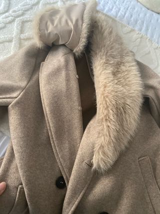 Abrigo Zara pelo beige es una S pero da mucha tall