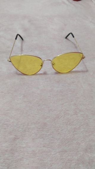 Gafas de sol amarillas montura dorada