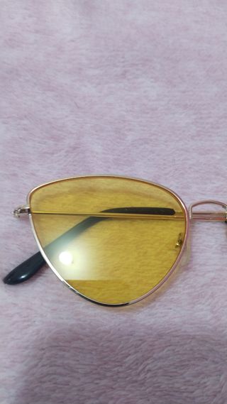 Gafas de sol amarillas montura dorada