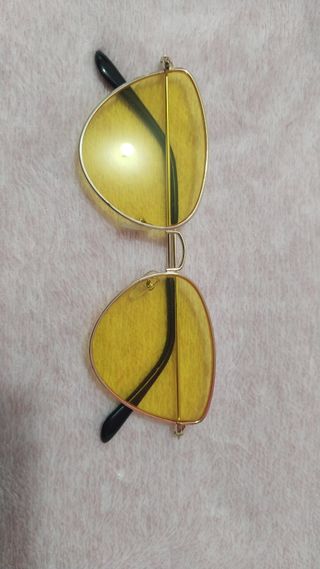 Gafas de sol amarillas montura dorada