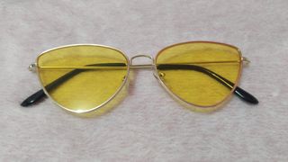 Gafas de sol amarillas montura dorada