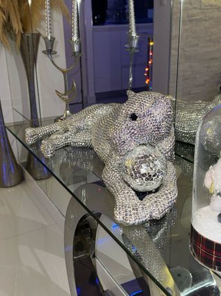 Puma plateado con ojos negros de diseño, grande