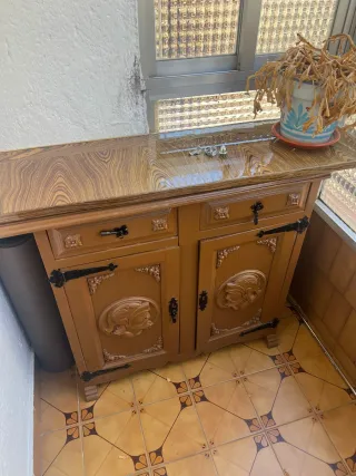 Mueble de madera con puertas y cajones