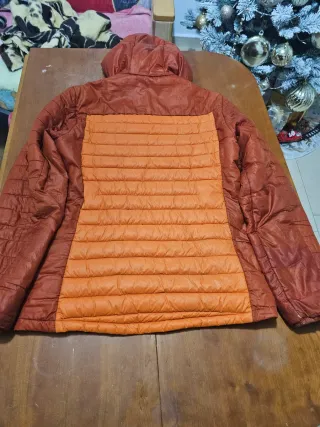 Dos chaquetas acolchadas