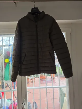 Dos chaquetas acolchadas