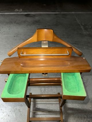 Perchero de madera maciza con ruedas