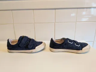 Nº 29 Zapatillas de pana azul marino con velcro.