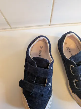 Nº 29 Zapatillas de pana azul marino con velcro.