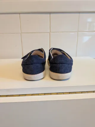 Nº 29 Zapatillas de pana azul marino con velcro.