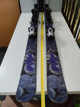 Esquís con fijaciones