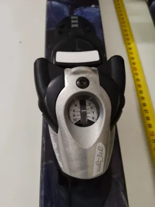 Esquís con fijaciones