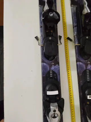 Esquís con fijaciones