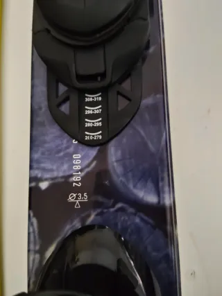 Esquís con fijaciones