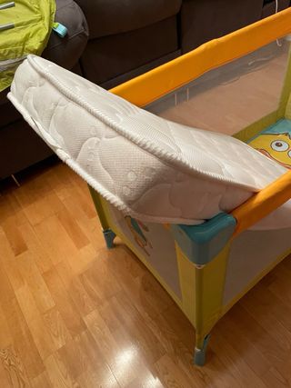 Cuna de viaje con colchón.