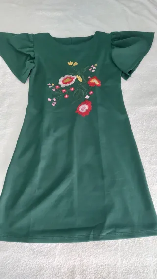 Vestido verde con bordado floral