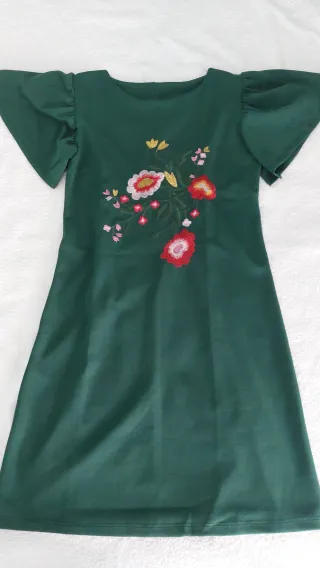 Vestido verde con bordado floral
