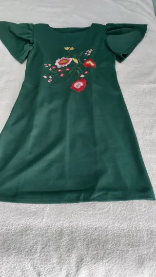 Vestido verde con bordado floral