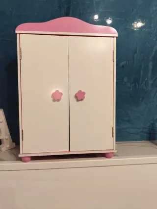 Armario de madera para muñecas