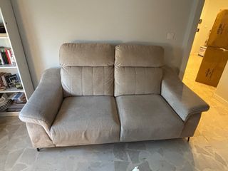 Sofá 2 plazas beige con reposapiés