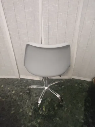 Silla de escritorio gris casi nueva