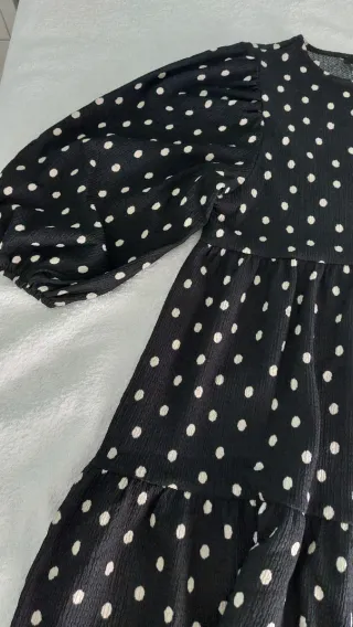 Vestido negro lunares
