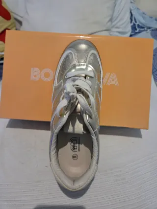 Zapatillas doradas piel vegana