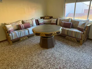 Sofá modular moderno con mesa de centro