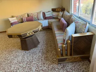 Sofá modular moderno con mesa de centro