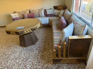 Sofá modular moderno con mesa de centro