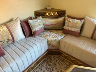 Sofá modular moderno con mesa de centro