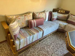 Sofá modular moderno con mesa de centro