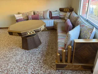 Sofá modular moderno con mesa de centro