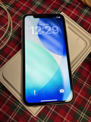 iPhone 11 Blanco con Accesorios