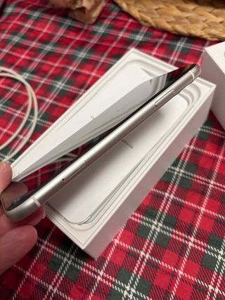 iPhone 11 Blanco con Accesorios