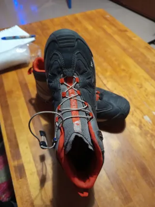 Botas impermeables Quechua grises y rojas