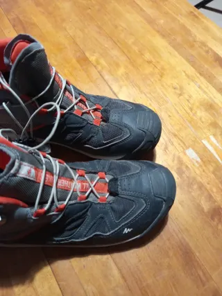 Botas impermeables Quechua grises y rojas