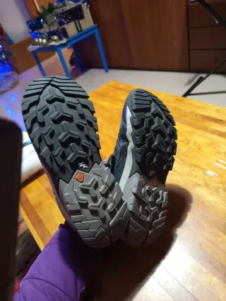 Botas impermeables Quechua grises y rojas