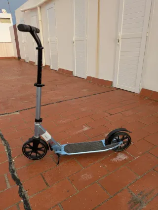 Patinete infantil casi nuevo. Muy poco uso.