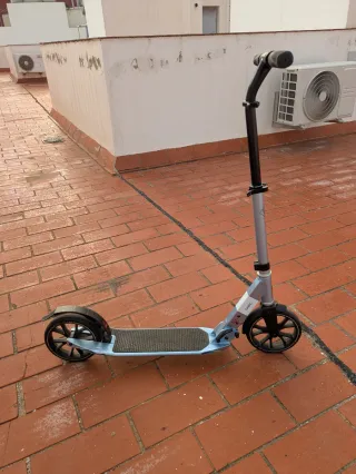 Patinete infantil casi nuevo. Muy poco uso.