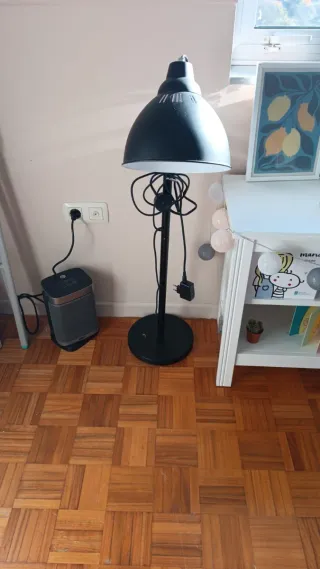 Lámpara de pie negra y plateada