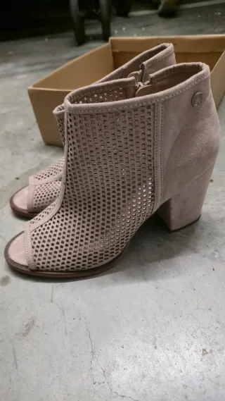 Botín Sandalia Beige Perforado Tacón