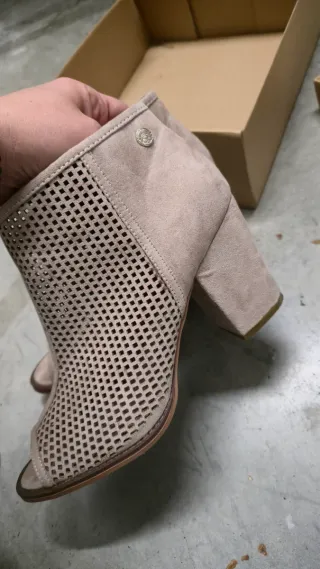 Botín Sandalia Beige Perforado Tacón