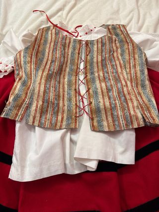 Traje Regional Asturiano Rojo y Blanco