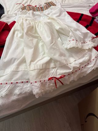 Traje Regional Asturiano Rojo y Blanco